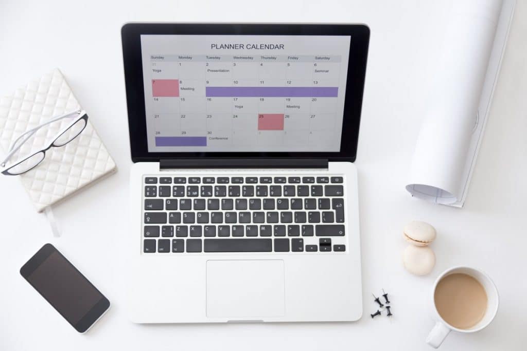Ordenador portátil mostrando en su pantalla un calendario