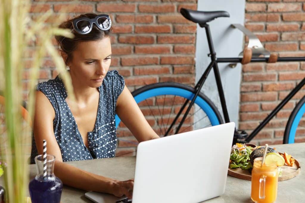 Mujer estudiando para sus oposiciones de educación física en verano