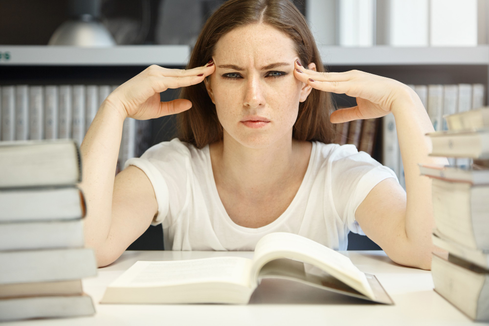 Preparación de Oposiciones chica en su escritorio trabajando su memoria