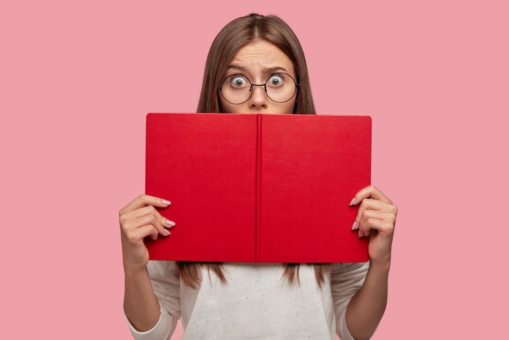 chica sorprendida en las oposiciones para maestros y profesores