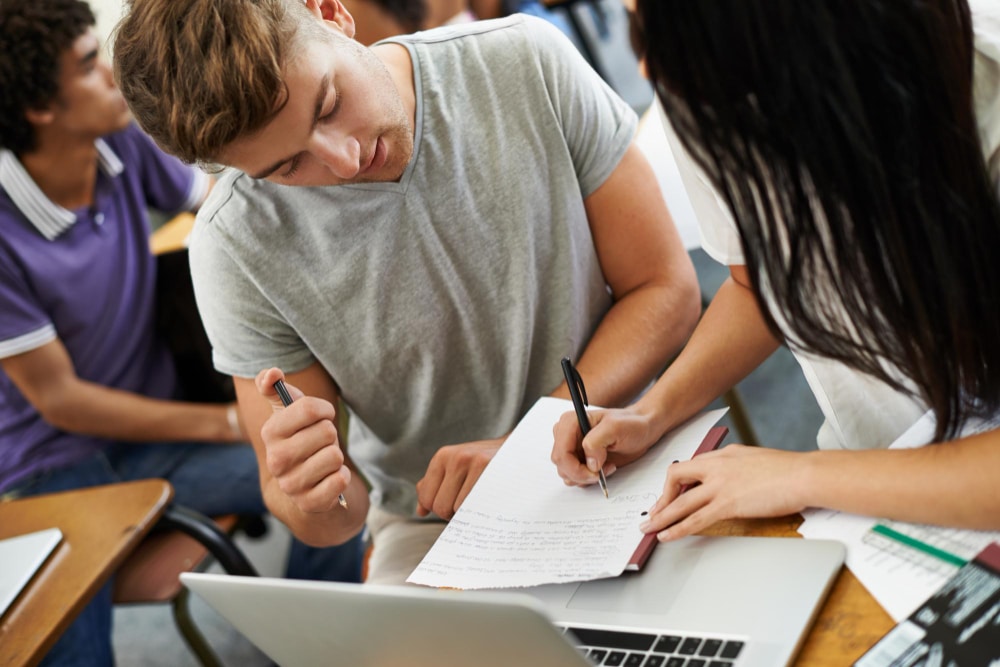 Chicos reparando las oposiciones de Educación Física en Castilla La Mancha en 2024