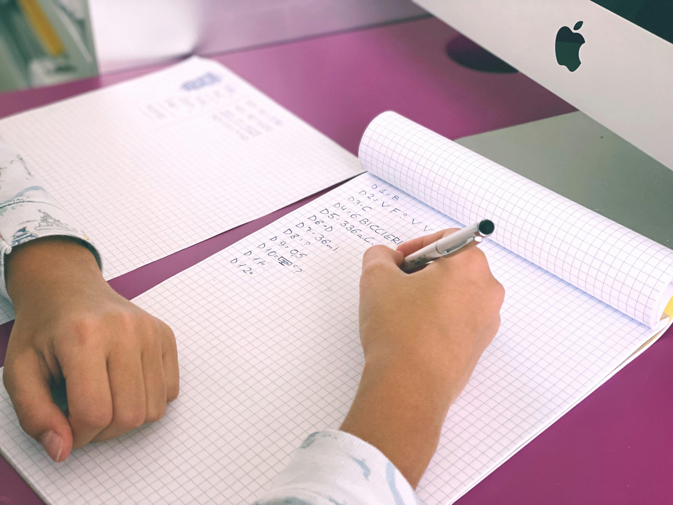 La preparación física como ventaja competitiva Uno de los aspectos únicos de las Oposiciones Educación Física Castilla La Mancha es que valoran no solo las competencias teóricas, sino también las habilidades prácticas. Mantener una buena forma física no solo te ayudará a superar las pruebas prácticas, sino que también demostrará al tribunal tu compromiso con la asignatura. Diseña una rutina de entrenamiento que incluya actividades variadas y específicas relacionadas con las pruebas que enfrentarás en Albacete, Ciudad Real o Toledo. La importancia de los simulacros Realizar simulacros es clave para familiarizarte con las condiciones reales de las Oposiciones Educación Física Castilla La Mancha. Estas prácticas te permitirán gestionar mejor el tiempo, identificar tus fortalezas y áreas de mejora, y ganar confianza en tu desempeño. Una Academia de Oposiciones de Educación Física en tu región puede ofrecerte simulacros personalizados y retroalimentación constructiva para perfeccionar tu preparación. Cómo destacar con propuestas inclusivas El tribunal valorará especialmente las propuestas inclusivas que fomenten la participación de todo el alumnado. Diseña actividades que tengan en cuenta la diversidad de habilidades y necesidades, y justifica cómo estas estrategias promueven la equidad en el aula. Este enfoque inclusivo puede marcar la diferencia en tu Programación Didáctica y durante la exposición oral. La relevancia de las competencias clave En las Oposiciones Educación Física Castilla La Mancha, es imprescindible demostrar que tus propuestas contribuyen al desarrollo de las competencias clave del currículo. Integra actividades que promuevan la competencia motriz, el trabajo en equipo, la autonomía y el uso de tecnologías. Explica cómo cada actividad está diseñada para desarrollar habilidades transferibles y adaptadas al contexto de Castilla La Mancha. La gestión de nervios en el examen El día de las oposiciones puede ser estresante, pero aprender a manejar los nervios es fundamental. Practicar técnicas de relajación como la respiración controlada o el mindfulness puede ayudarte a mantener la calma. Además, ensayar tu presentación frente a compañeros o un Preparador de Oposiciones de Educación Física te permitirá ganar seguridad y controlar mejor el estrés en el momento decisivo. El valor de una planificación personalizada Cada opositor tiene necesidades y ritmos de aprendizaje diferentes. Diseñar un plan de estudio personalizado es clave para optimizar tu tiempo y cubrir todos los aspectos de las Oposiciones Educación Física Castilla La Mancha. Divide tus tareas en objetivos semanales y ajusta tu planificación según tu progreso. Este enfoque te permitirá avanzar de manera constante y evitar el agotamiento. Cómo justificar las actividades propuestas Un error común en las oposiciones es no justificar adecuadamente las actividades incluidas en la Programación Didáctica. Cada propuesta debe estar respaldada por fundamentos pedagógicos sólidos y alineada con la normativa vigente. Además, utiliza referencias a autores reconocidos y experiencias prácticas para reforzar la credibilidad de tus planteamientos. La evaluación como herramienta de mejora En las Oposiciones Educación Física Castilla La Mancha, la evaluación no solo es una herramienta para medir el progreso del alumnado, sino también para mejorar tus estrategias pedagógicas. Diseña instrumentos variados, como rúbricas o listas de control, y explica cómo utilizas los resultados para ajustar tus métodos de enseñanza. Esto demostrará tu capacidad para adaptarte a las necesidades del aula. La importancia de la normativa educativa Conocer la normativa educativa específica de Castilla La Mancha es esencial para destacar en las oposiciones. Familiarízate con los decretos y órdenes que regulan el currículo en esta región y asegúrate de que todas tus propuestas estén alineadas con estas directrices. Incluir referencias explícitas a la normativa en tu Programación Didáctica y Supuestos Prácticos te ayudará a demostrar tu dominio del contexto educativo.